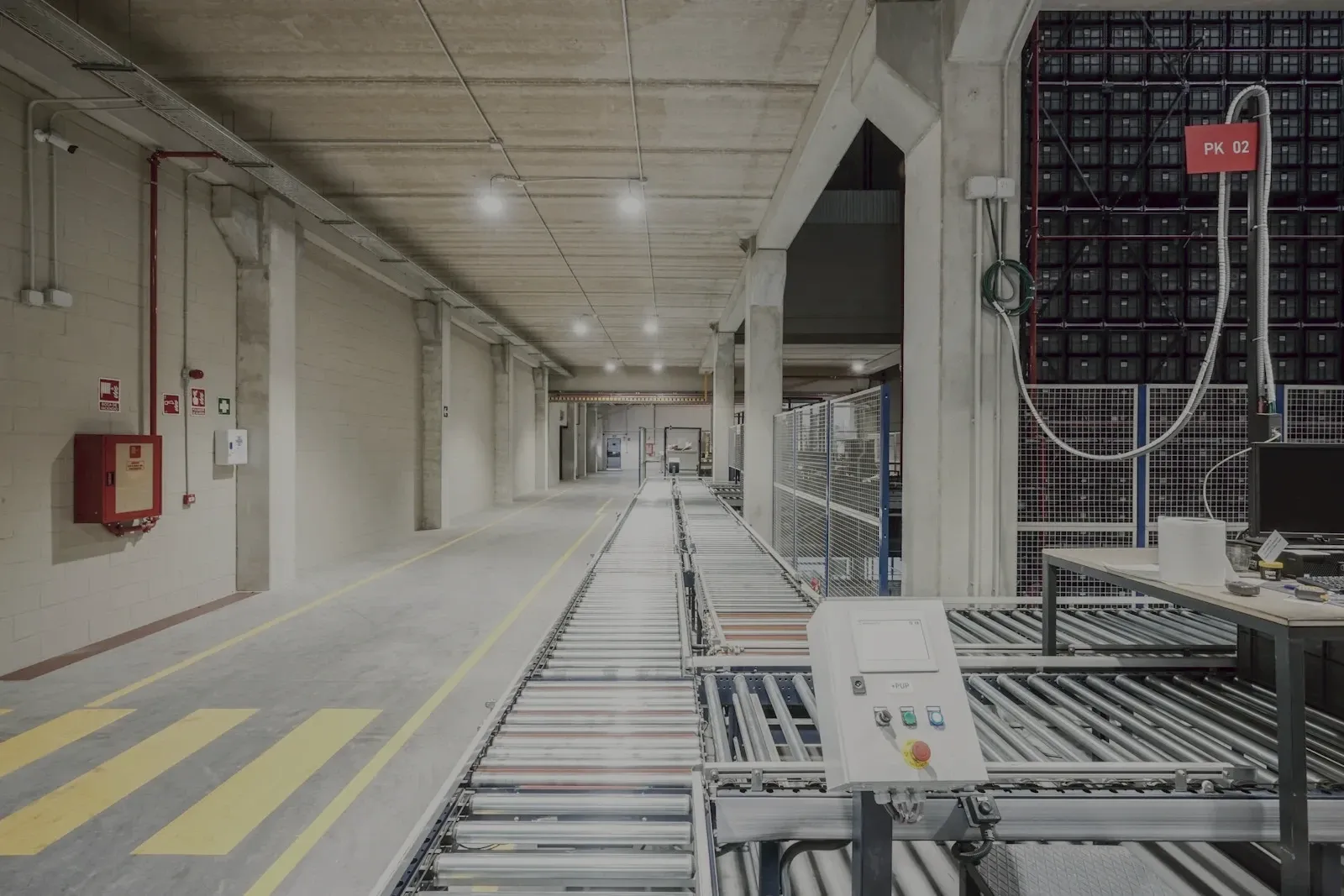 Production hall with conveyors